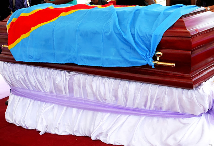 Le Président Joseph Kabila se recueille à Kinshasa devant la dépouille de feu général Bahuma transférée aussitôt après à Kisangani