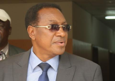 Contraint de porter des lunettes noires depuis des années pour protéger ses yeux, le Premier ministre de la République démocratique du Congo, Bruno Tshibala
