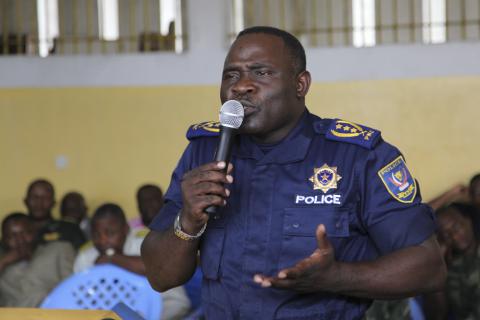 RDC: l’ex-chef de la police controversé élevé à un titre honorifique L'ex-chef de la police congolaise considéré par des défenseurs des droits de l'homme comme le suspect numéro un dans l'assassinat en 2010 d'un militant