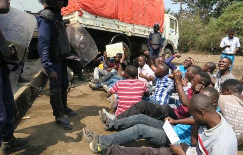 RDC: des ONG appellent à la libération de militants anti-Kabila Une coalition d'ONG, dont Human Rights Watch (HRW) et Amnesty International, a appelé mardi à la libération de neuf militants arrêtés en République démocratique du Congo pour avoir manifesté contre le maintien au pouvoir du président Joseph Kabila au-delà de l'expiration de son mandat.